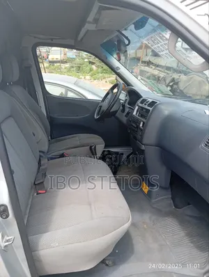 Toyota HiAce 2018 Gris