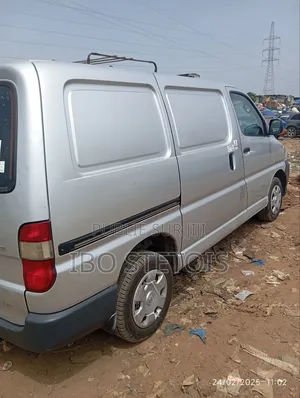 Toyota HiAce 2018 Gris
