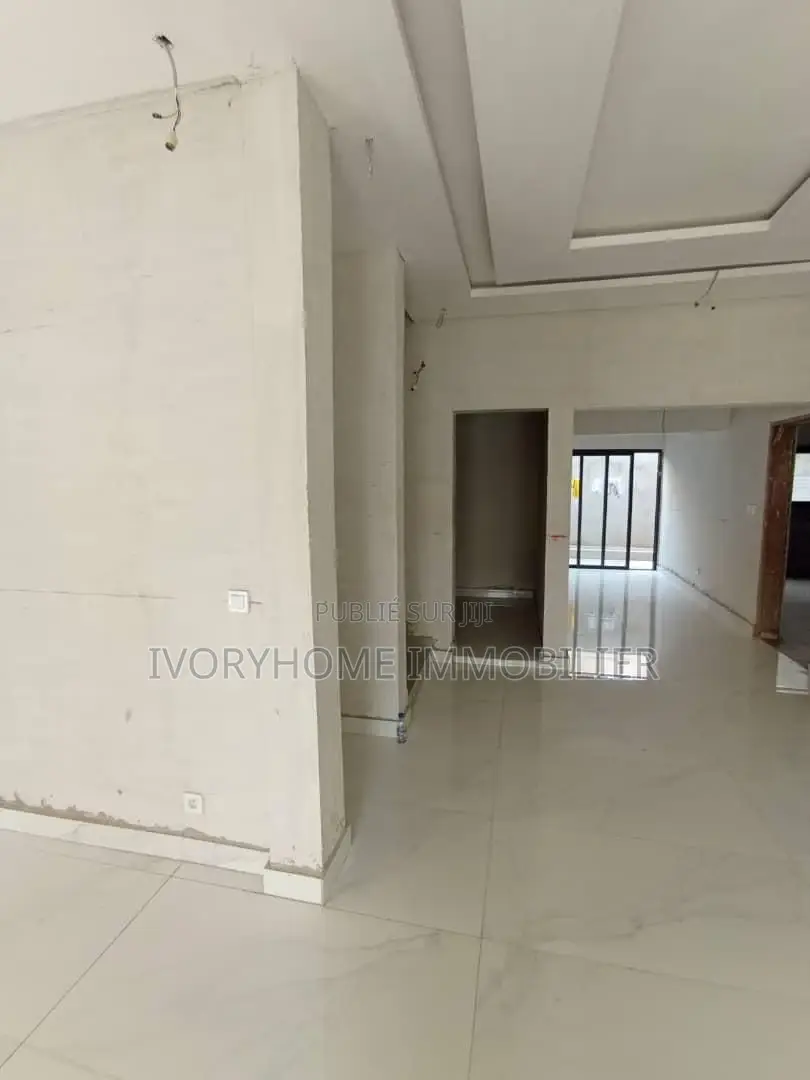 4chbre Villa dans Samuel Kouame, Cocody à Louer