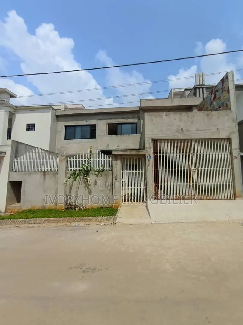 4chbre Villa dans Samuel Kouame, Cocody à Louer