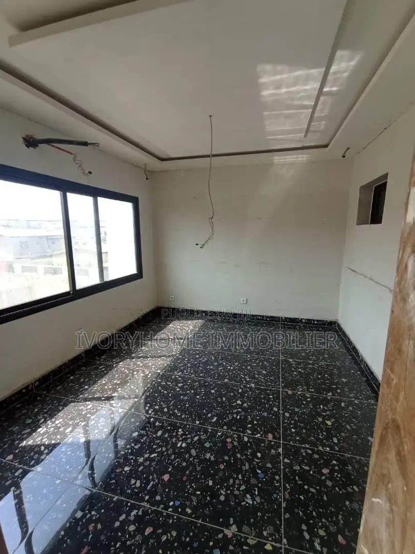 4chbre Villa dans Samuel Kouame, Cocody à Louer