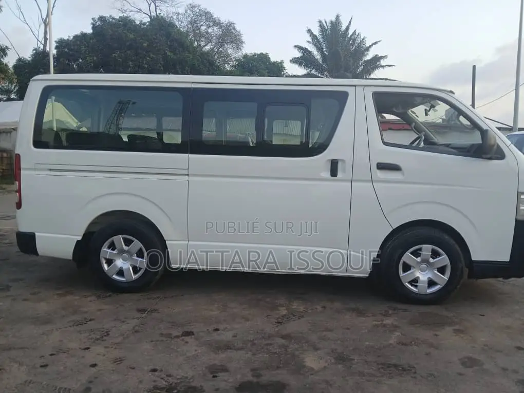 Toyota HiAce 2022 Blanc