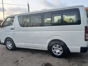 Toyota HiAce 2022 Blanc