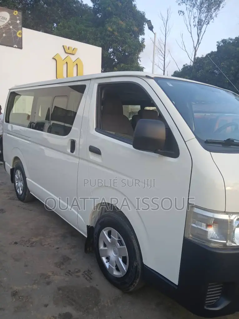 Toyota HiAce 2022 Blanc
