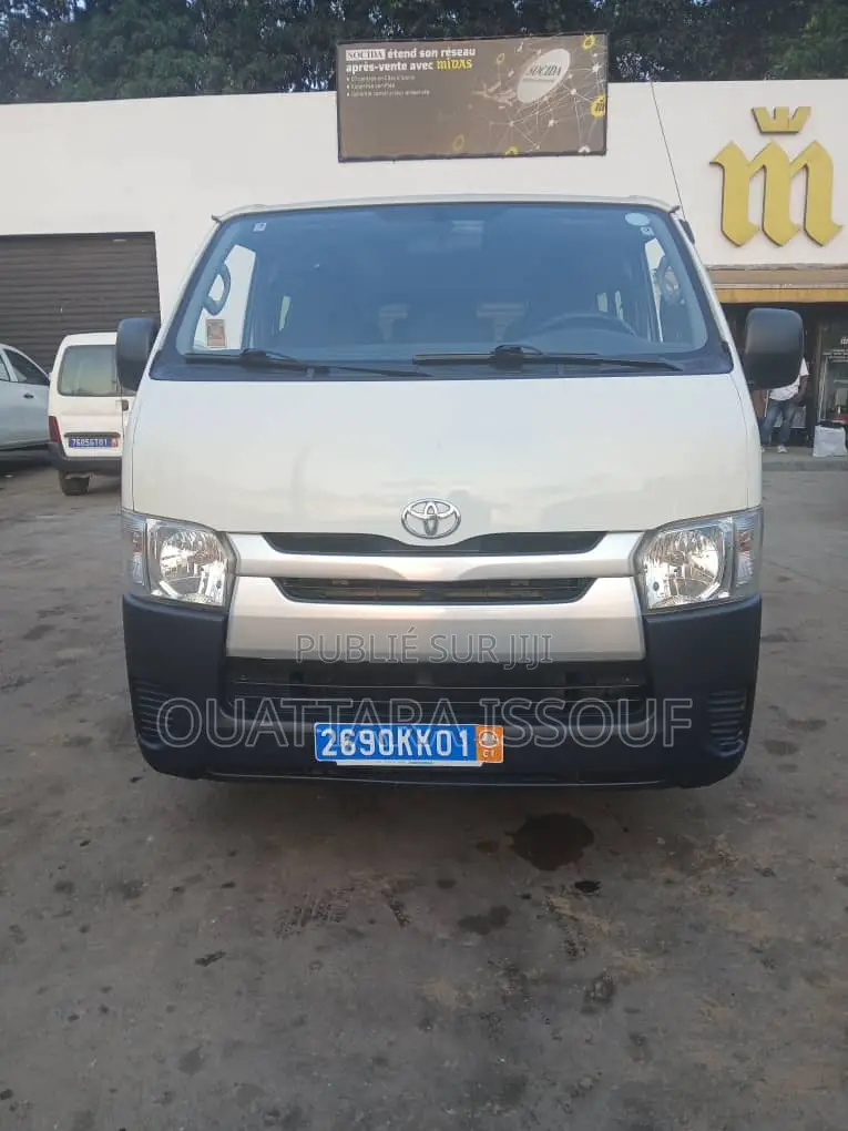 Toyota HiAce 2022 Blanc