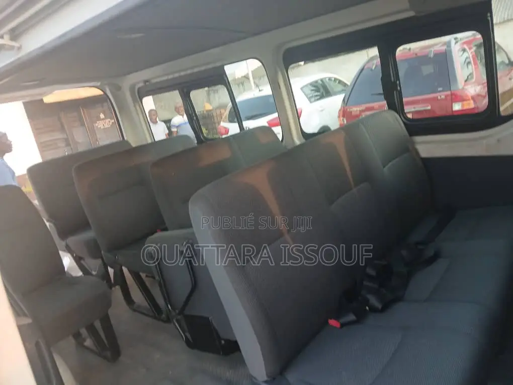 Toyota HiAce 2022 Blanc