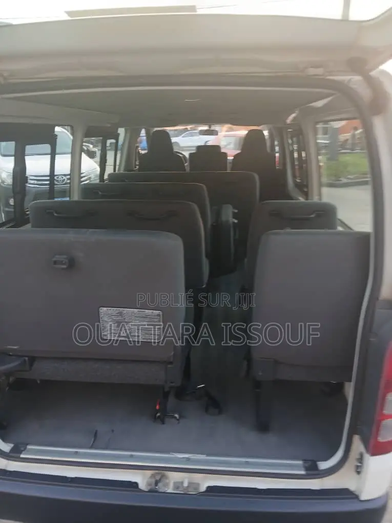 Toyota HiAce 2022 Blanc