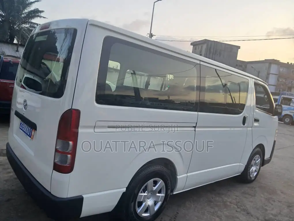 Toyota HiAce 2022 Blanc
