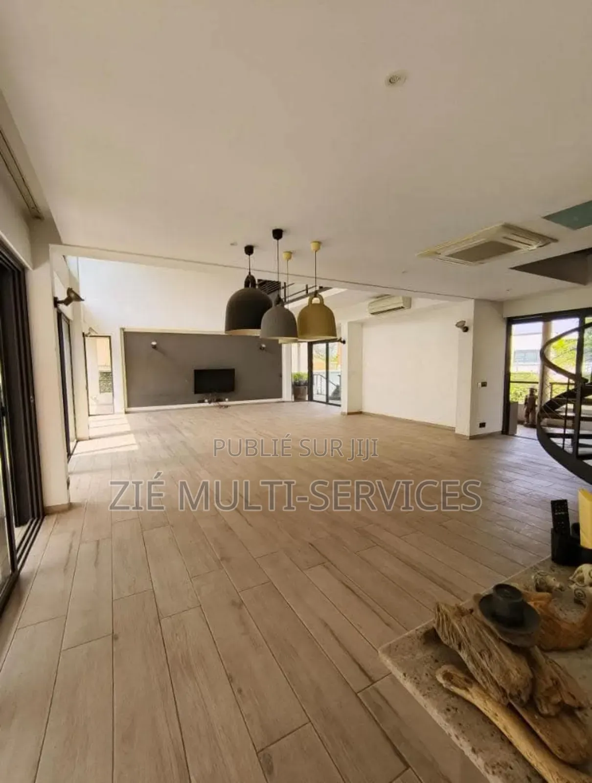 Furnished 8chbre Villa dans Zié Multi-Service, Cocody à Vendre