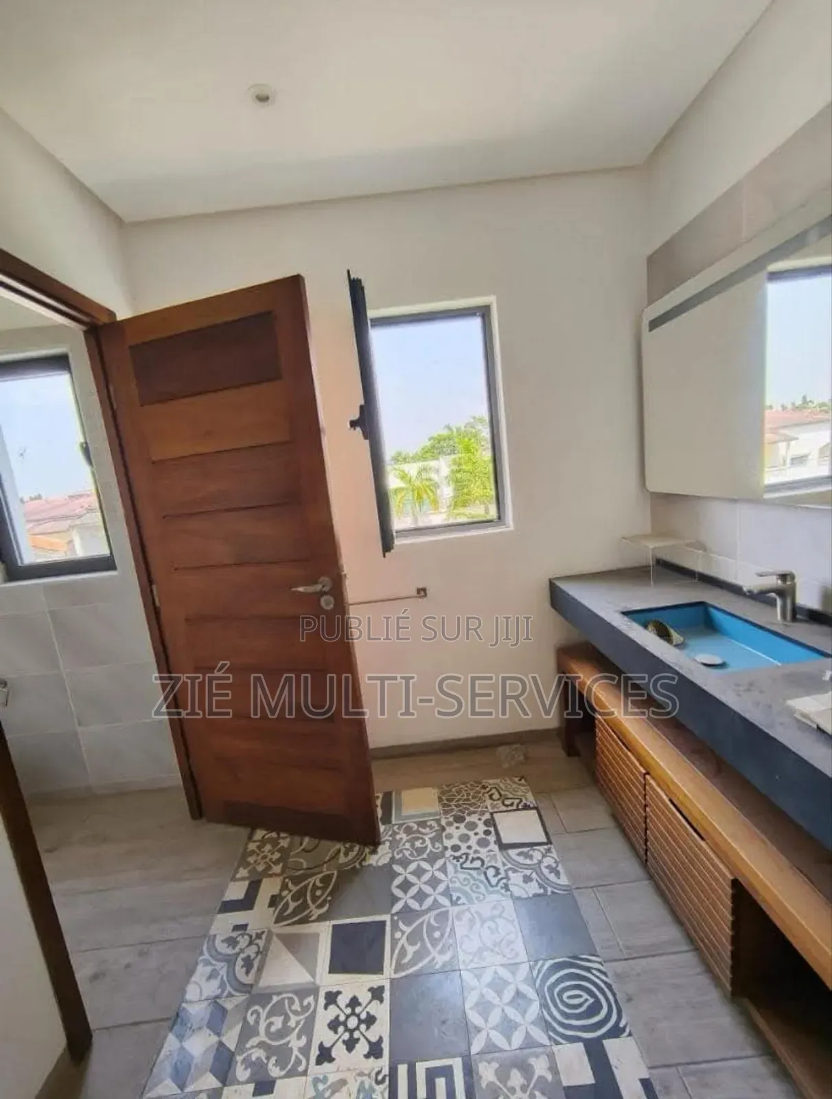 Furnished 8chbre Villa dans Zié Multi-Service, Cocody à Vendre