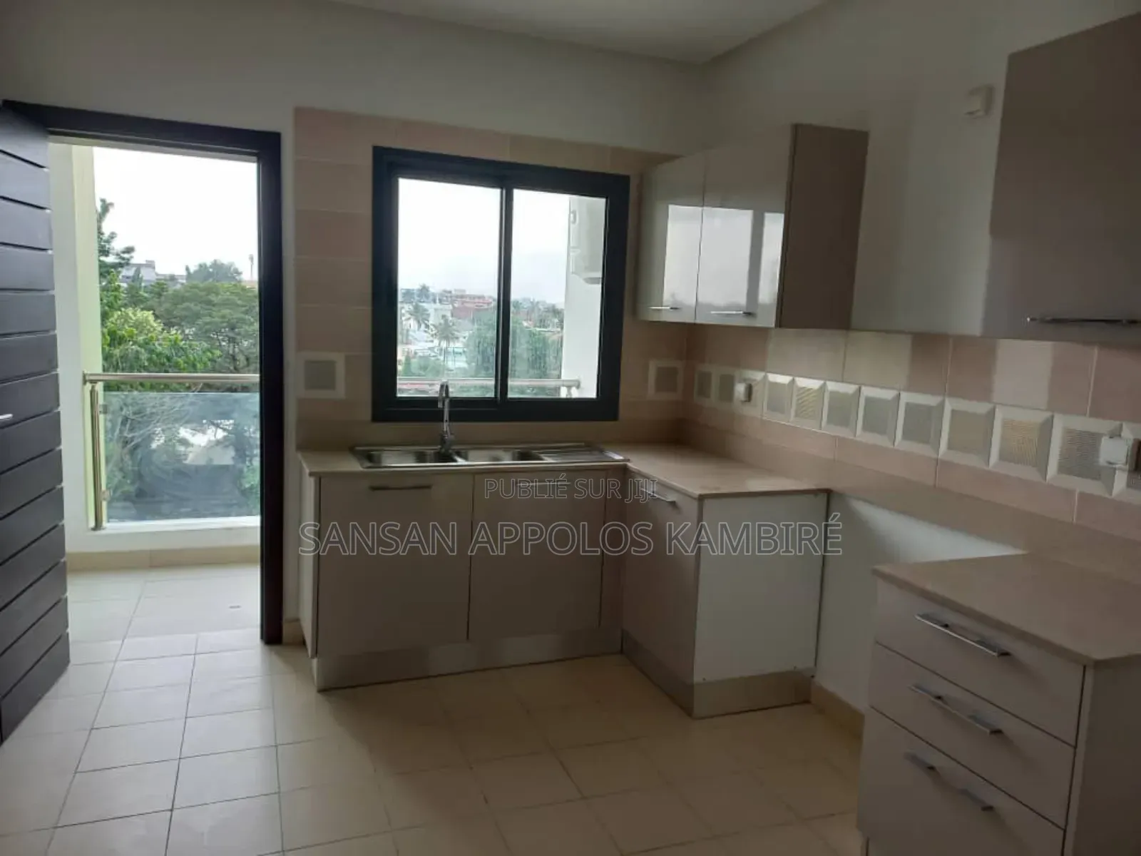 3chbre Appartement dans Magnifique, Cocody à Louer