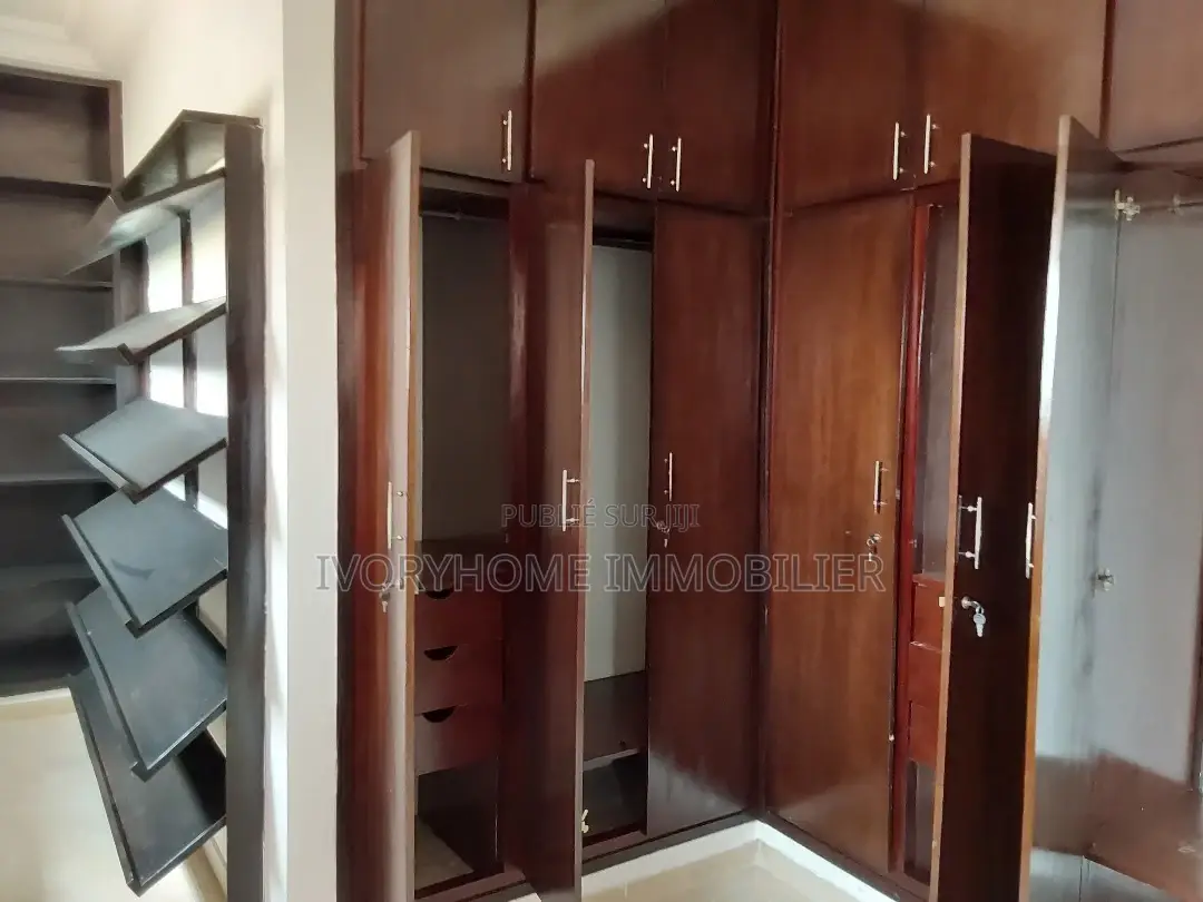 6chbre Villa dans Samuel Kouame, Cocody à Louer