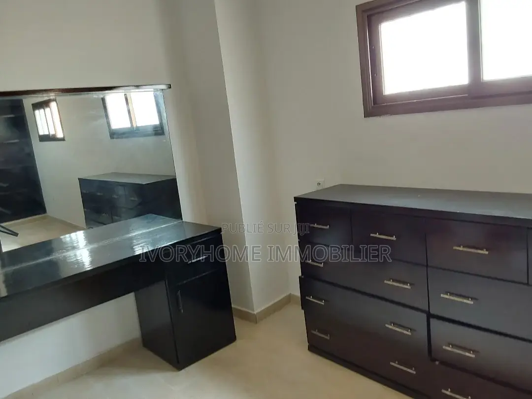 6chbre Villa dans Samuel Kouame, Cocody à Louer