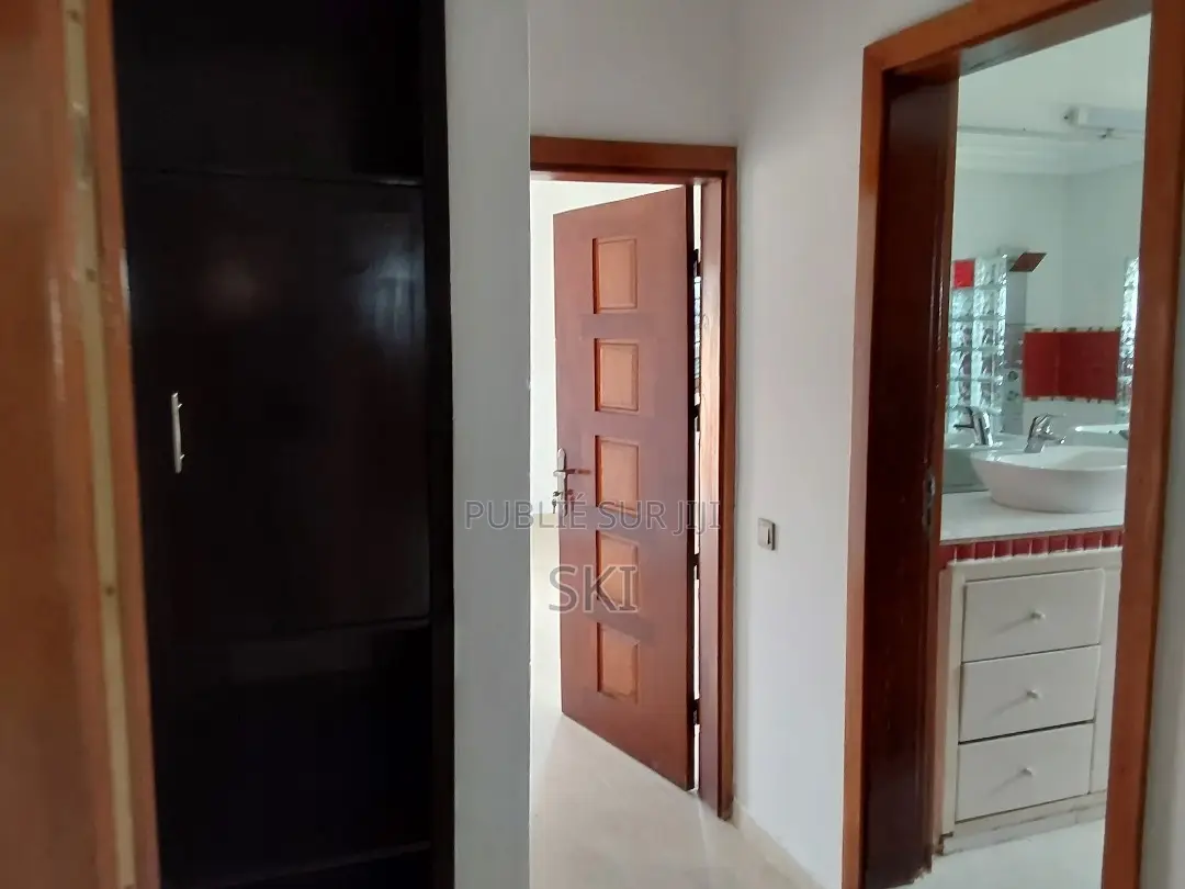 6chbre Villa dans Samuel Kouame, Cocody à Louer