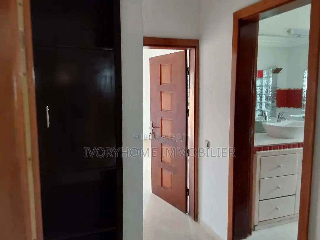 6chbre Villa dans Samuel Kouame, Cocody à Louer