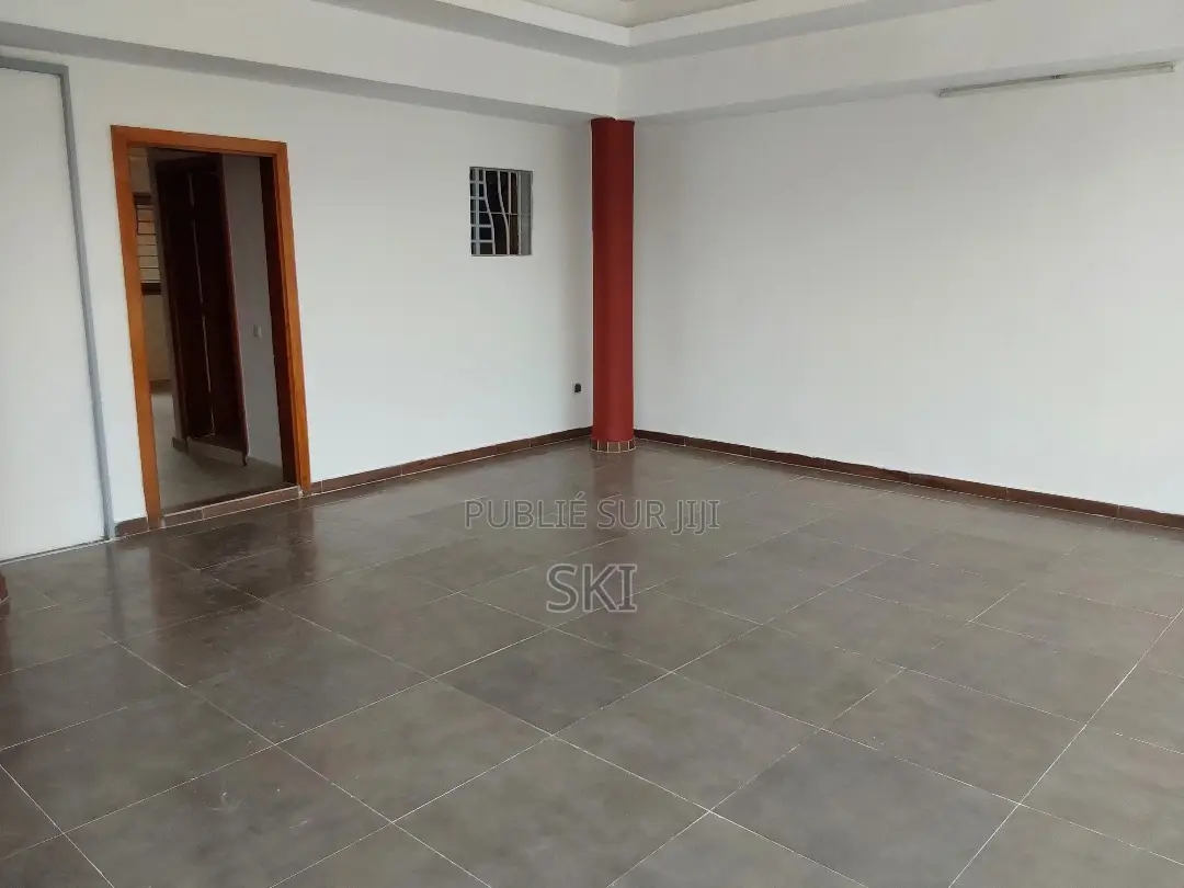 6chbre Villa dans Samuel Kouame, Cocody à Louer
