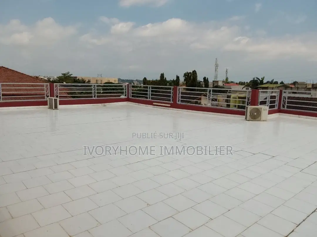 6chbre Villa dans Samuel Kouame, Cocody à Louer