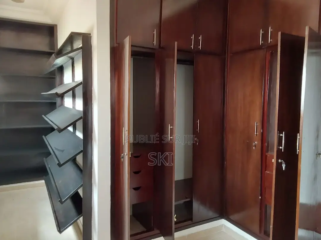 6chbre Villa dans Samuel Kouame, Cocody à Louer