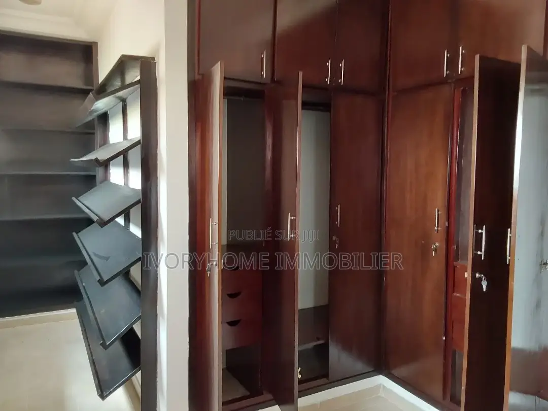 6chbre Villa dans Samuel Kouame, Cocody à Louer