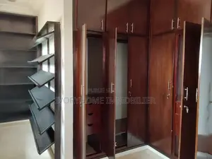 6chbre Villa dans Samuel Kouame, Cocody à Louer