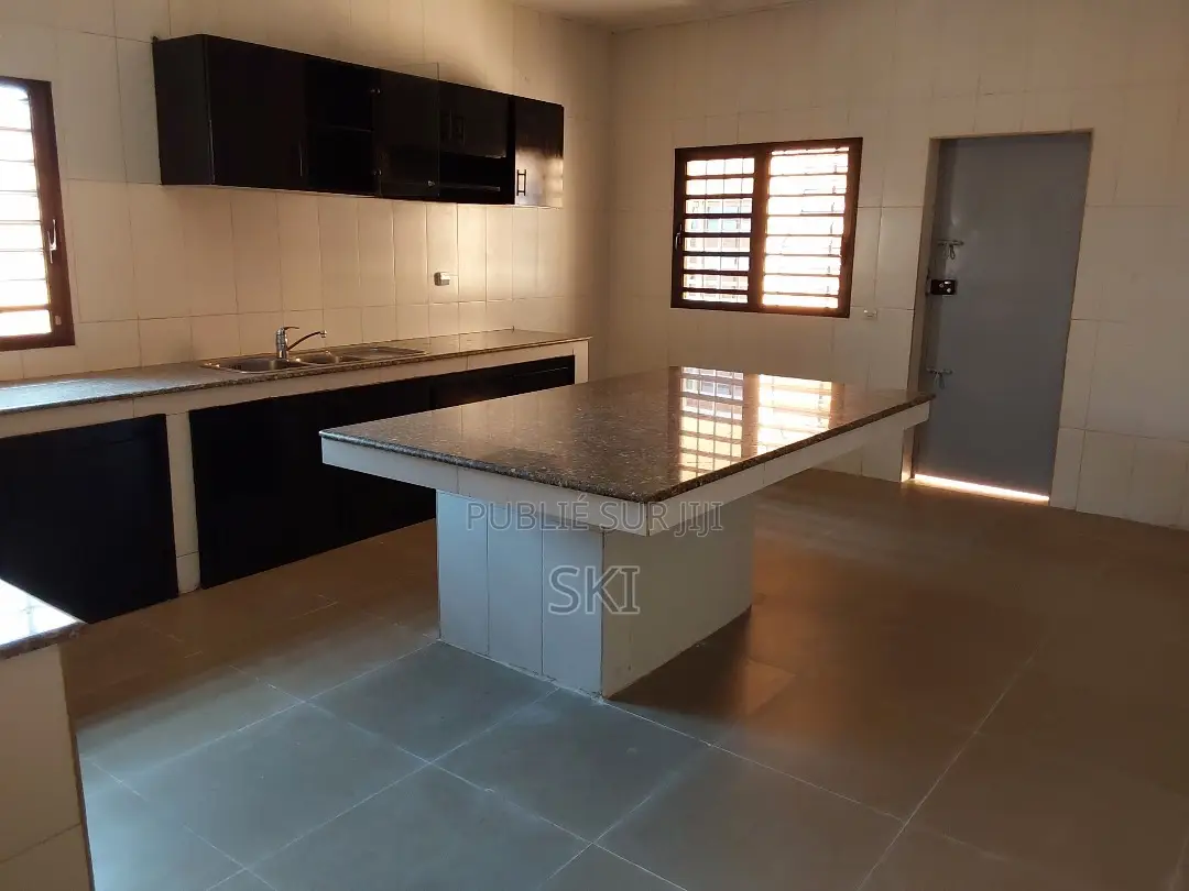 6chbre Villa dans Samuel Kouame, Cocody à Louer