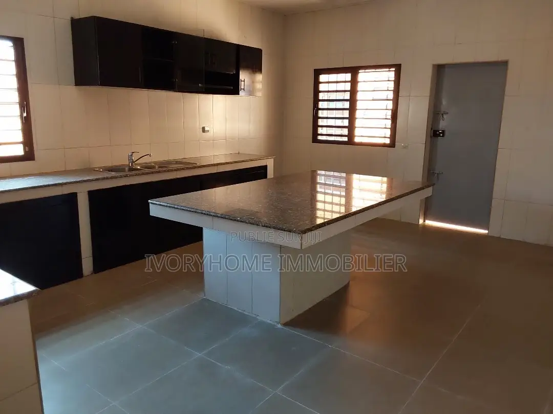 6chbre Villa dans Samuel Kouame, Cocody à Louer