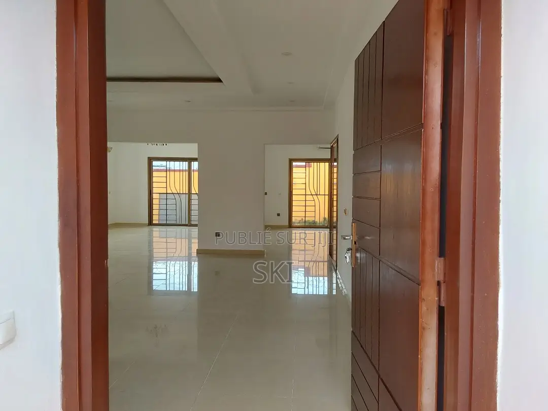 6chbre Villa dans Samuel Kouame, Cocody à Louer