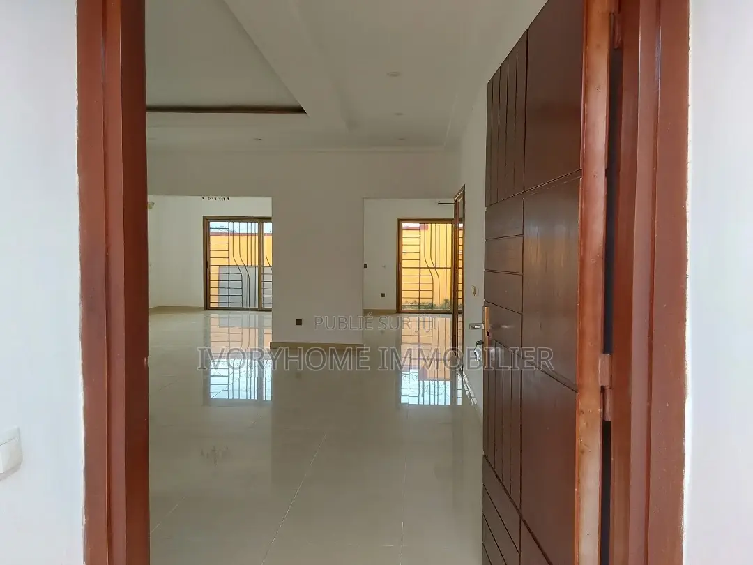 6chbre Villa dans Samuel Kouame, Cocody à Louer