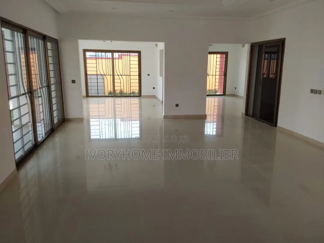 6chbre Villa dans Samuel Kouame, Cocody à Louer