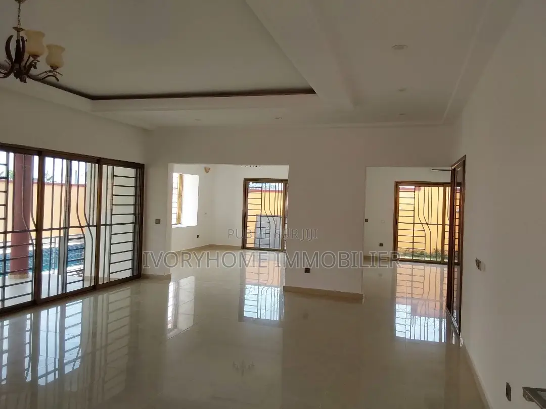 6chbre Villa dans Samuel Kouame, Cocody à Louer