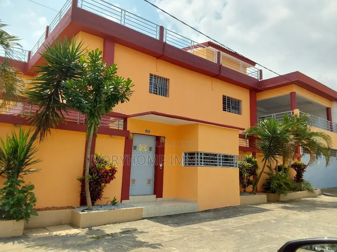 6chbre Villa dans Samuel Kouame, Cocody à Louer