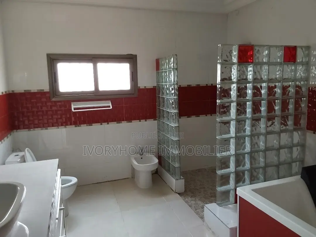 6chbre Villa dans Samuel Kouame, Cocody à Louer