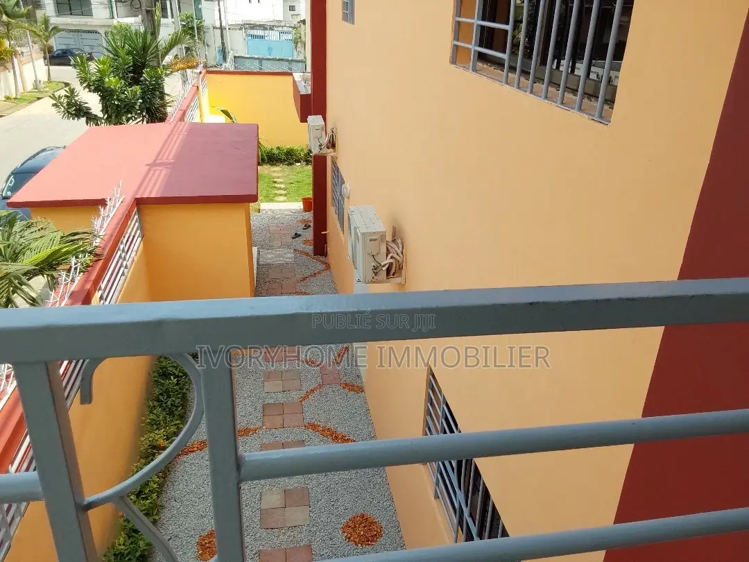 6chbre Villa dans Samuel Kouame, Cocody à Louer