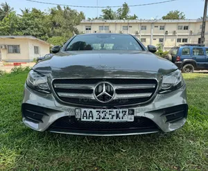 Photo - Mercedes-Benz E400 2019 Gris