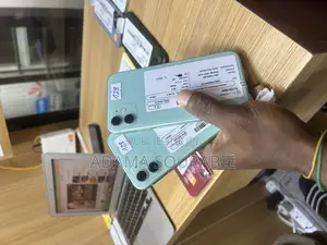 Photo - Apple iPhone 11 128 GB Vert