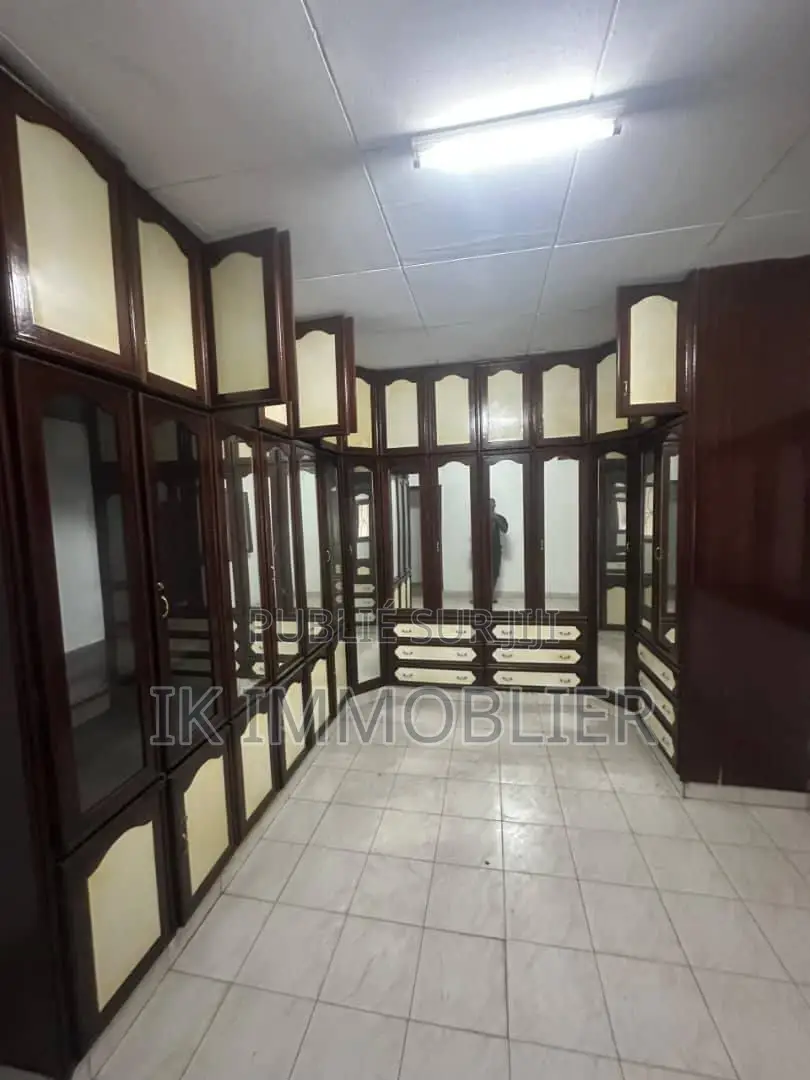 10chbre Villa dans Cocody à Louer