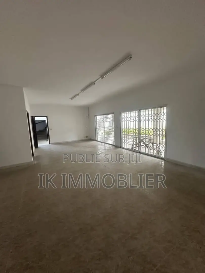 10chbre Villa dans Cocody à Louer