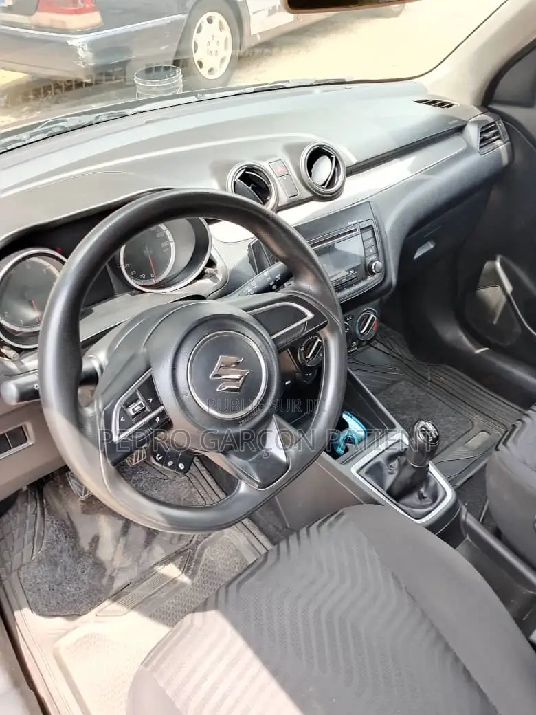 Suzuki Swift 2021 Gris