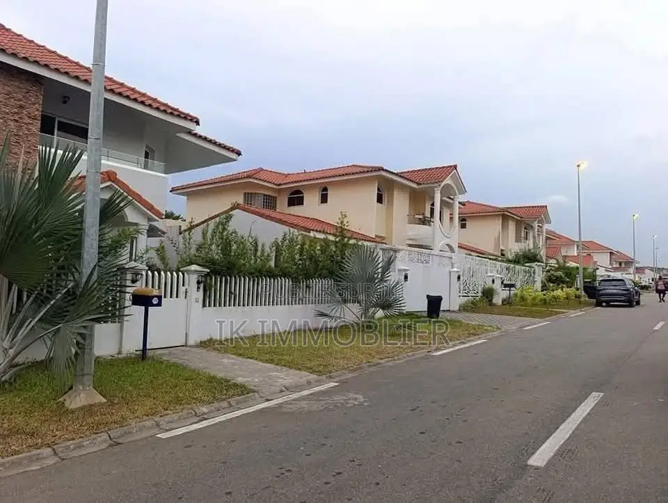 Furnished 4chbre Villa dans Cocody à Vendre