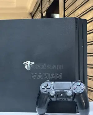 Offre Spécial : Ps4 Quasiment Neuf Avec Fifa 20 Une Manette