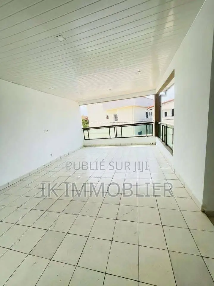6chbre Duplex dans Grand-Bassam à Louer