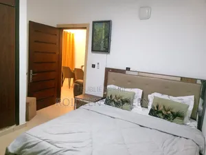 Furnished 2chbre Chambre et salon dans Kenny Kgs, Cocody à Louer