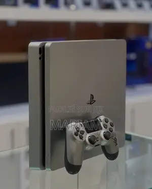Photo - Ps4 Slim 1 Téra Quasi Neuf Avec 2 Manette Et Un Jeux Inclus