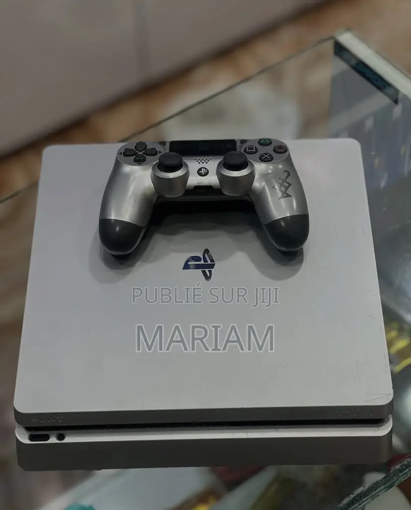 Ps4 Slim 1 Téra Quasi Neuf Avec 2 Manette Et Un Jeux Inclus