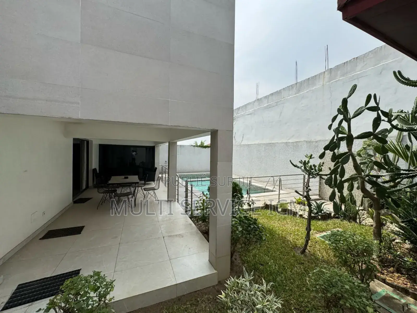 Furnished 2chbre Chalet dans Cocody à Louer