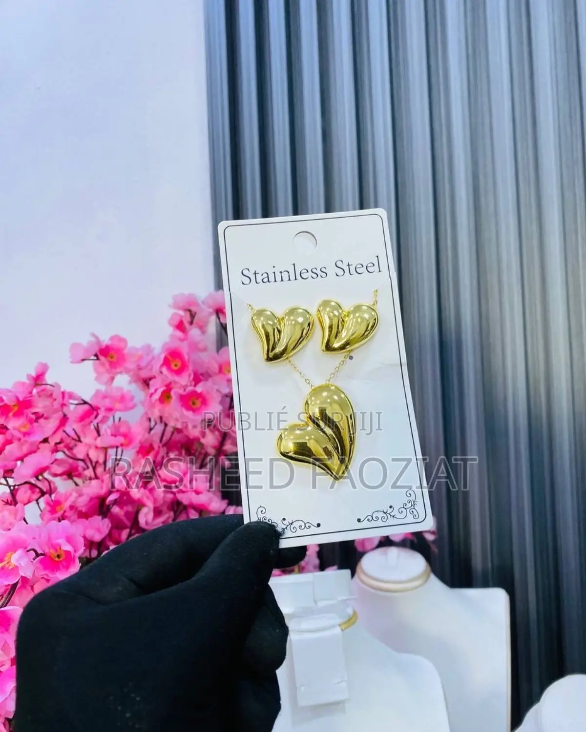 Quand Les Mots Échouent, Les Bijoux Parlent