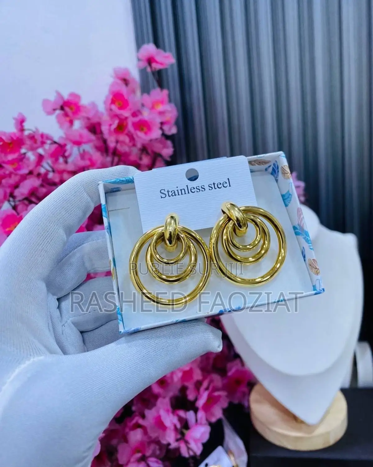 Répétez Après Moi, Je Mérite De Nouveaux Bijoux