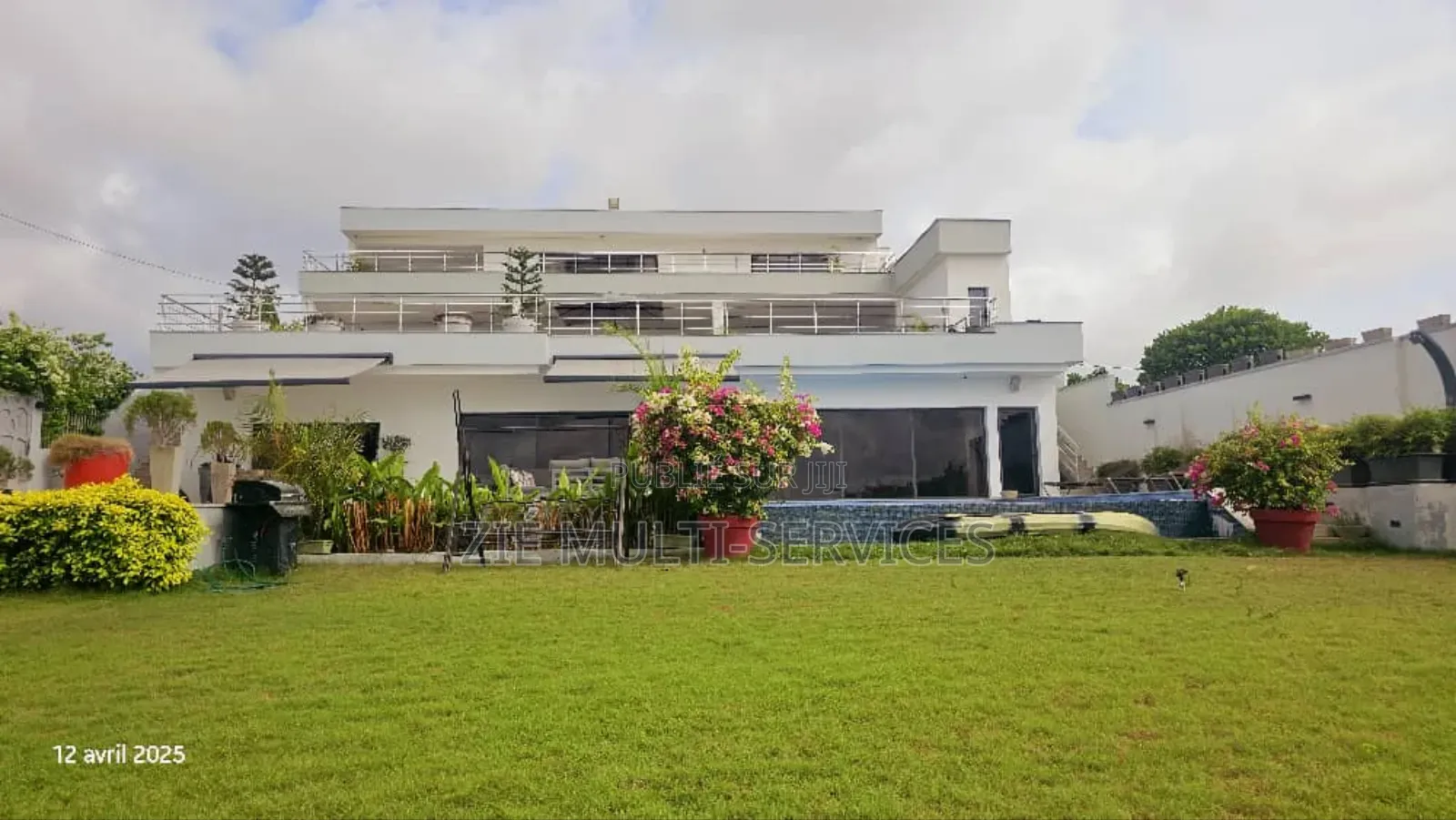 Furnished 8chbre Villa dans Zié Multi-Service, Port-Bouët à Vendre