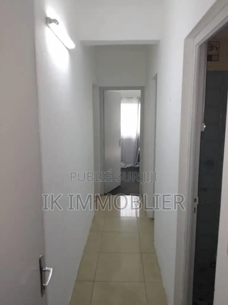 Furnished 2chbre Appartement dans Residence Saphir, Cocody à Louer