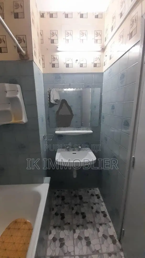 Furnished 2chbre Appartement dans Residence Saphir, Cocody à Louer